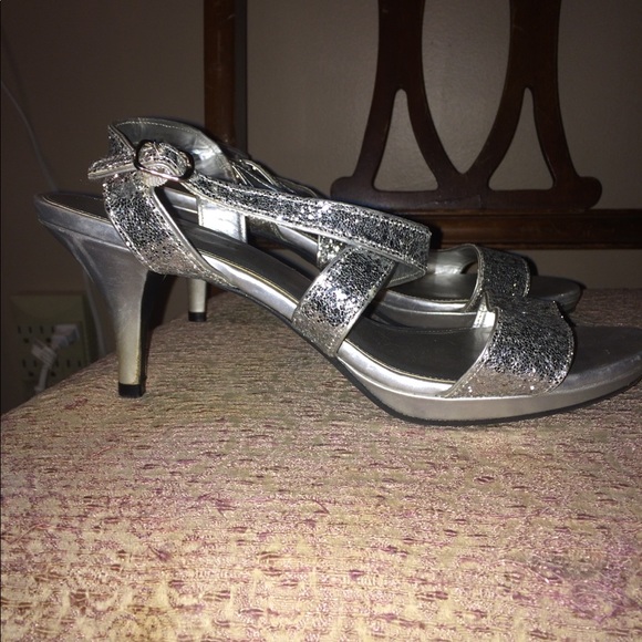 🌟Silver Sparkly Heels - Picture 6 of 7